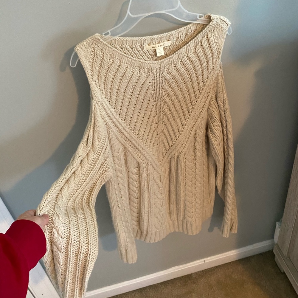 Shoulder cutout Sweater!